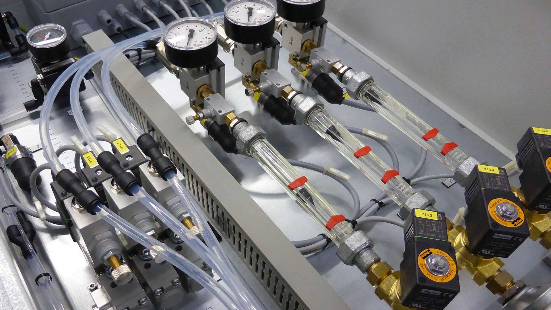 Fluidsteuerungen und Pneumatik