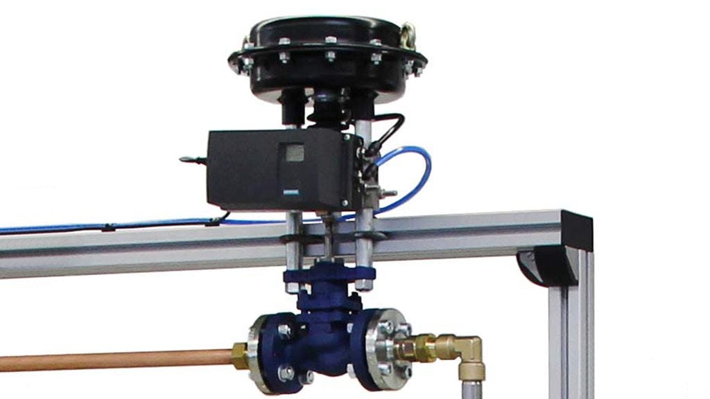 Detailaufnahme eines Membranventils, fachmännisch an ein Aluprofil montiert und bereit für den Einsatz in Dampfsystemen.