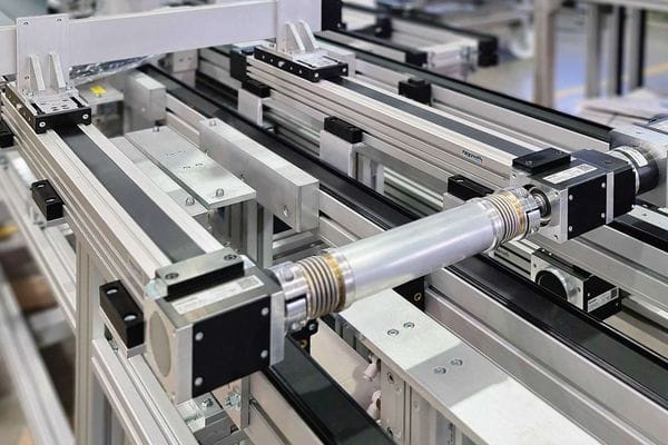 Das Foto zeigt Linearachsen mit Servoantrieb und ein TS2 Transfersystem von Bosch Rexroth.