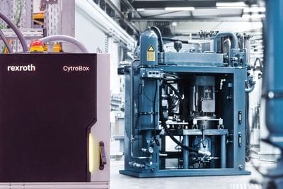 Das Foto zeigt eine Bosch Rexroth CytroBox neben einem Hydraulikaggregat in einer gut beleuchteten Produktionshalle, beides als exemplarische Lösungen in der Industriehydraulik.