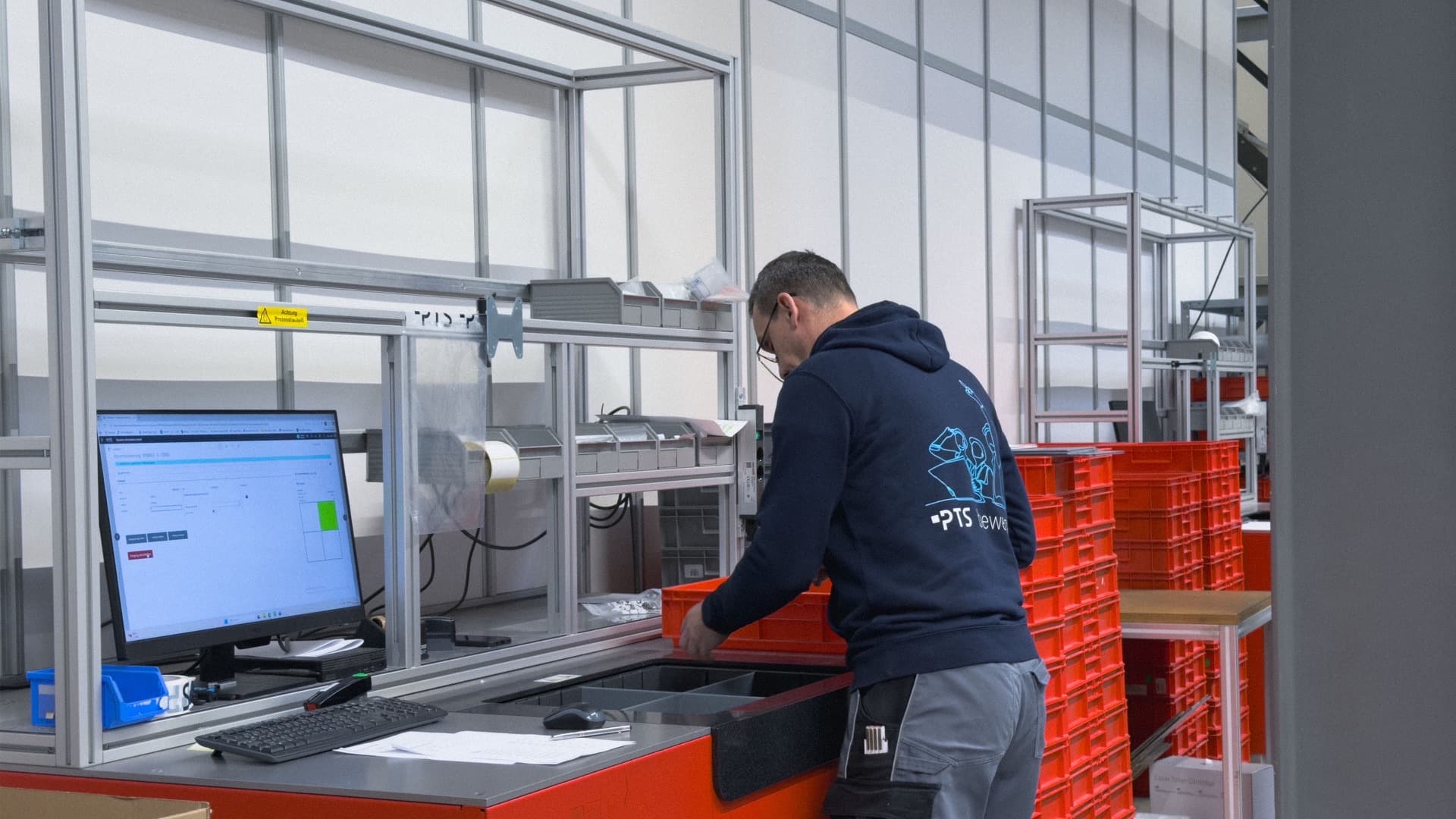 Mitarbeiter erfasst einen Auftrag am digitalen Kommissionierplatz im Lager Dormagen