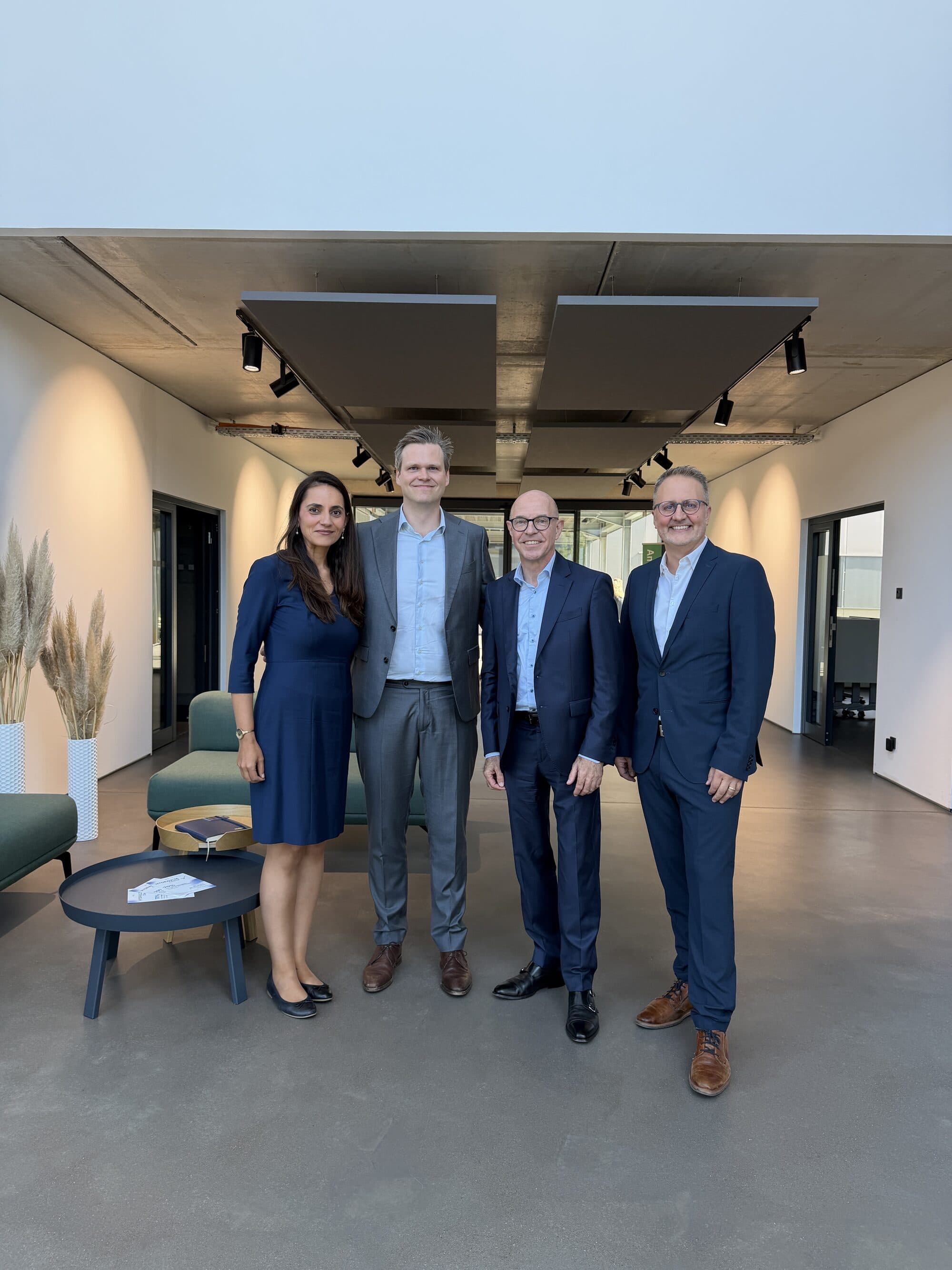 Serap Özdemir, Maarten Bode, Franz Hajek und Boris Kistenpfennig im Gebäude der PTS Group
